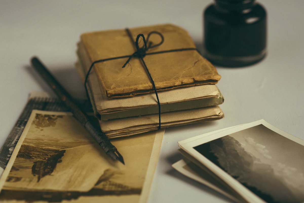 Courrier et enveloppes posés sur un bureau